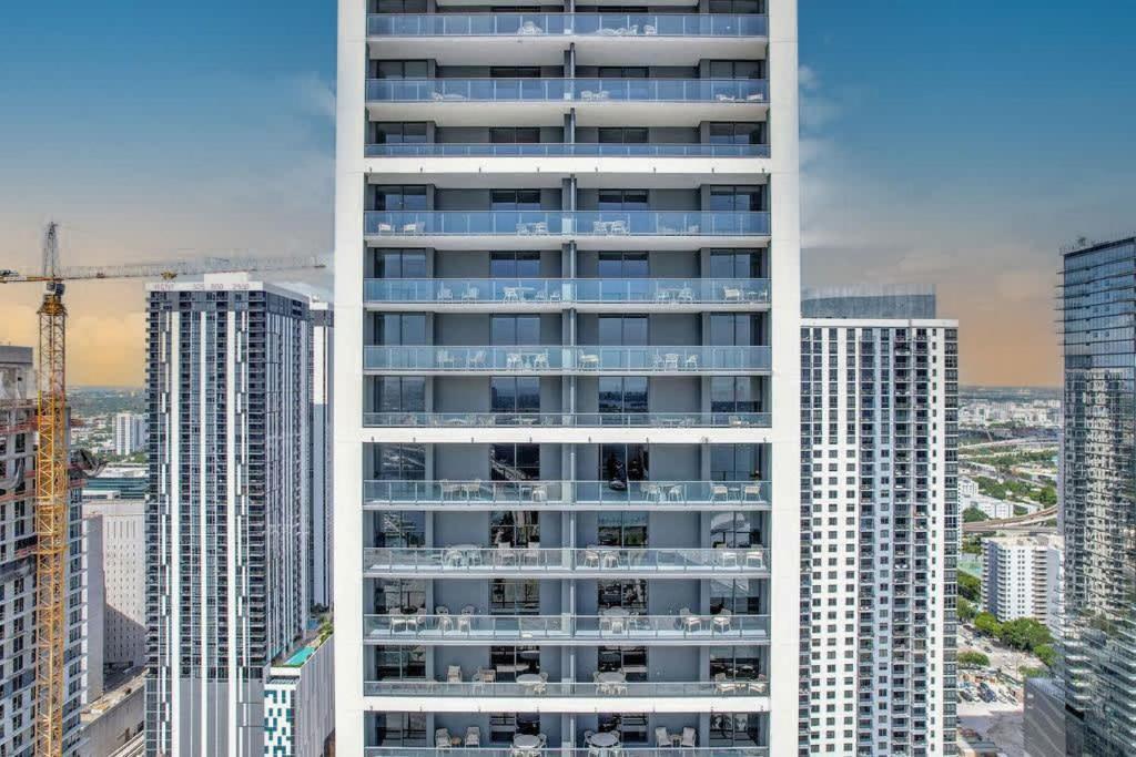 2br With Gym And Pools *