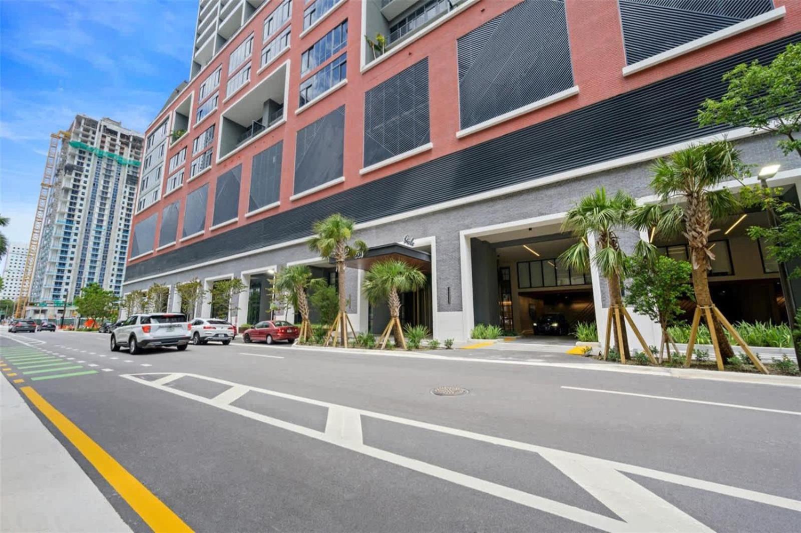 2br With Gym And Pools Apartment