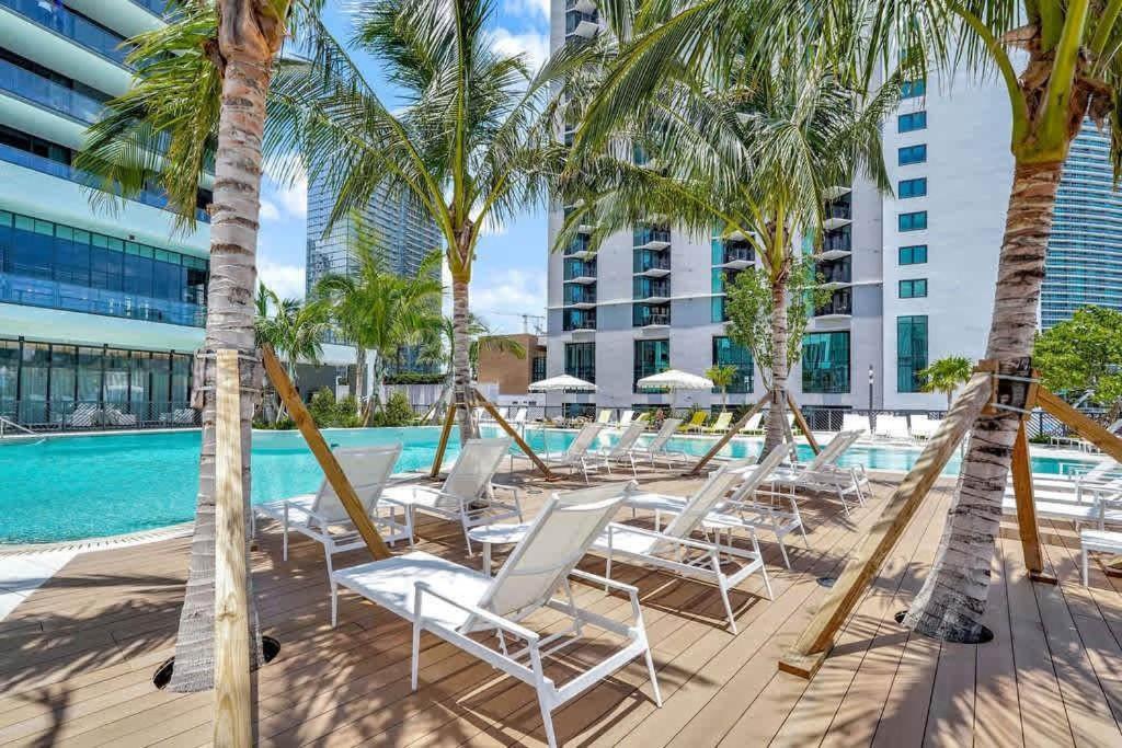 2br With Gym And Pools