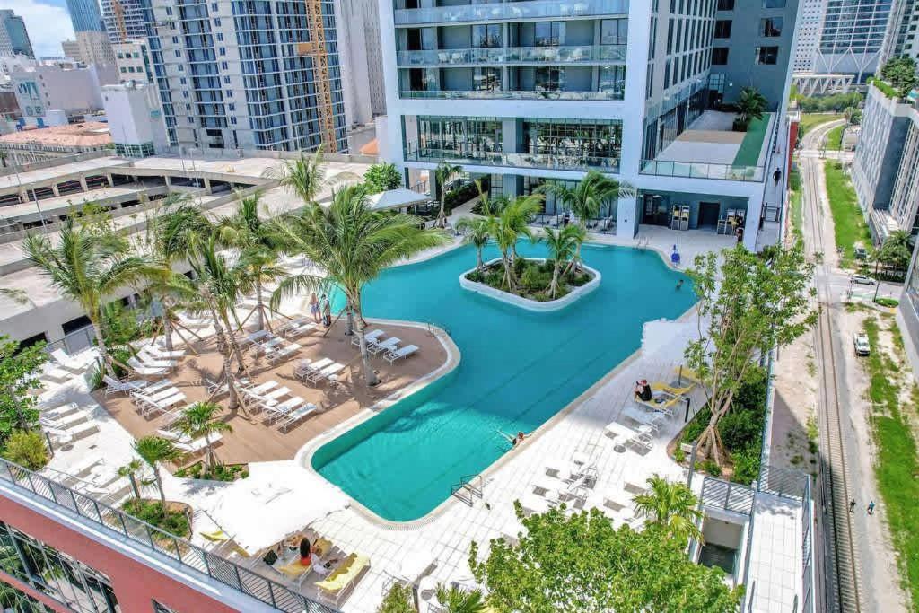 2br With Gym And Pools *