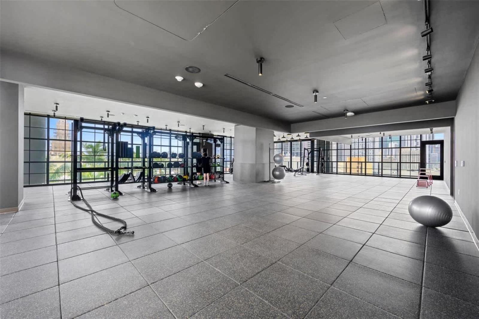 2br With Gym And Pools Apartment