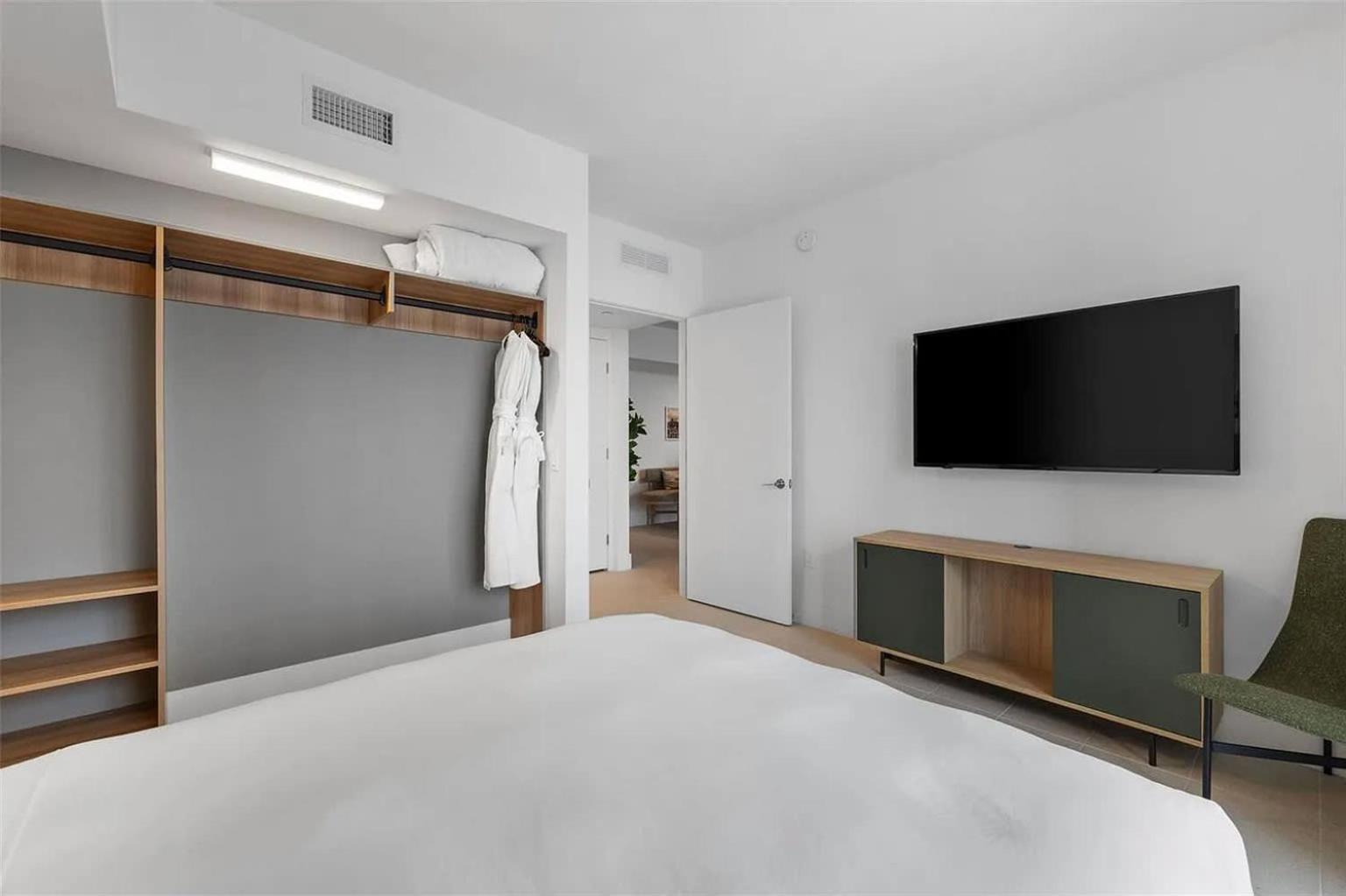 2br With Gym And Pools *